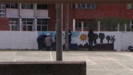 Pintando el mural.JPG